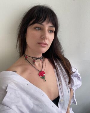 Helena Coelho Instagram - l i b e r d a d e • coleção comemorativa do 50° aniversário do 25 de abril • @trixyearrings x @helenic 

disponíveis brincos em 3 tamanhos, colares e choker mediante encomenda por mensagem privada ❤️

todos os artigos são feitos à mão, em argila de polímero com base em aço inoxidável.