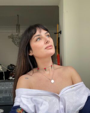Helena Coelho Instagram - l i b e r d a d e • coleção comemorativa do 50° aniversário do 25 de abril • @trixyearrings x @helenic 

disponíveis brincos em 3 tamanhos, colares e choker mediante encomenda por mensagem privada ❤️

todos os artigos são feitos à mão, em argila de polímero com base em aço inoxidável.