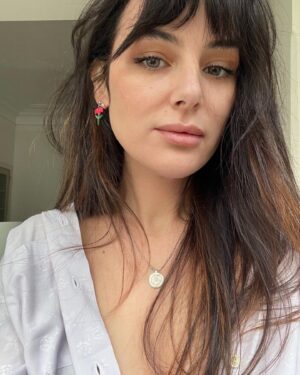 Helena Coelho Instagram - l i b e r d a d e • coleção comemorativa do 50° aniversário do 25 de abril • @trixyearrings x @helenic 

disponíveis brincos em 3 tamanhos, colares e choker mediante encomenda por mensagem privada ❤️

todos os artigos são feitos à mão, em argila de polímero com base em aço inoxidável.