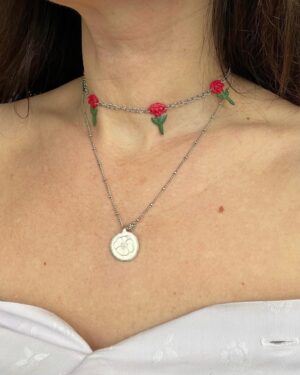 Helena Coelho Instagram - l i b e r d a d e • coleção comemorativa do 50° aniversário do 25 de abril • @trixyearrings x @helenic 

disponíveis brincos em 3 tamanhos, colares e choker mediante encomenda por mensagem privada ❤️

todos os artigos são feitos à mão, em argila de polímero com base em aço inoxidável.