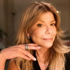 Helena Isabel Instagram - Este anel e brincos foram inspirados nas cores e luzes da cidade que nunca dorme! Nova Iorque! Lindos não acham?

@tashijewels 
www.tashijewels.com
#colecaonewyork
