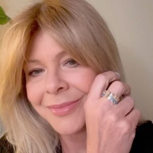 Helena Isabel Instagram - Completamente apaixonada por estas alianças da @tashijewels. Em cores azul e champanhe e ainda com um pequeno espaço onde pode gravar as iniciais de quem mais ama 🩵🧡
@tashijewels 
www.tashijewels.com
#collection #ouro #prata
#jewelscollection
