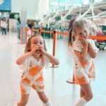 Helena Costa Instagram - Atenção às poses auto recreativas que ninguém lhes ensinou nada e já não lhes consigo sacar uma foto sem ser com sorrisos amarelos, mãozinhas à anjinho e corações feitos com dedos 🫣🤦🏻‍♀️