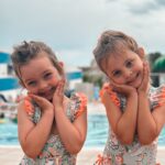 Helena Costa Instagram - Atenção às poses auto recreativas que ninguém lhes ensinou nada e já não lhes consigo sacar uma foto sem ser com sorrisos amarelos, mãozinhas à anjinho e corações feitos com dedos 🫣🤦🏻‍♀️