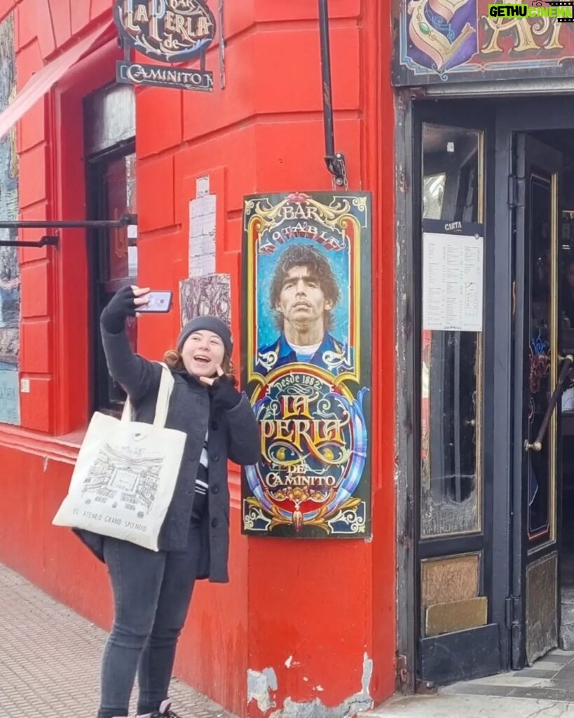 Helena Luz Instagram - Fotos do dia 3... Andamos bastante, "mucho frío" (entre 8° e 9° graus, com sensação de menos), Caminito, Casa Rosada, as ruas daqui são lindas, jantar no Hard Rock e, por fim, acho que consegui a pose que faz referência à ponte 🤪 Estou amando B.A.🇦🇷 . . . . . . . . . . #feriasdejulho #feriasemfamilia #argentina #buenosaires #caminito #casarosada #hardrockbuenosaires