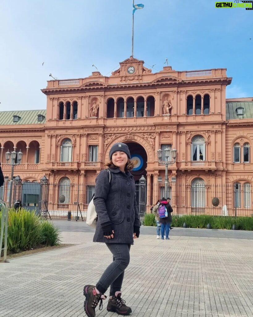 Helena Luz Instagram - Fotos do dia 3... Andamos bastante, "mucho frío" (entre 8° e 9° graus, com sensação de menos), Caminito, Casa Rosada, as ruas daqui são lindas, jantar no Hard Rock e, por fim, acho que consegui a pose que faz referência à ponte 🤪 Estou amando B.A.🇦🇷 . . . . . . . . . . #feriasdejulho #feriasemfamilia #argentina #buenosaires #caminito #casarosada #hardrockbuenosaires