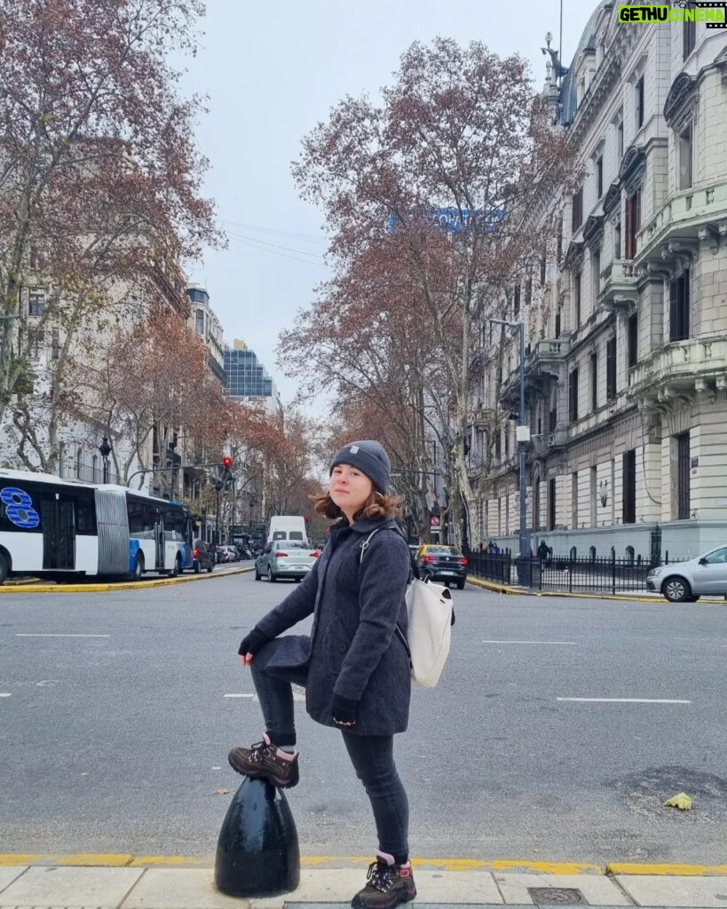 Helena Luz Instagram - Fotos do dia 3... Andamos bastante, "mucho frío" (entre 8° e 9° graus, com sensação de menos), Caminito, Casa Rosada, as ruas daqui são lindas, jantar no Hard Rock e, por fim, acho que consegui a pose que faz referência à ponte 🤪 Estou amando B.A.🇦🇷 . . . . . . . . . . #feriasdejulho #feriasemfamilia #argentina #buenosaires #caminito #casarosada #hardrockbuenosaires