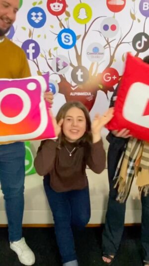 Helena Luz Instagram - Gente! Que energia que essa menina tem! @helenaluz_oficial Encantados com ela! Tão pequena, mas já aprendeu tanto, e já tem tanto para nos passar! E é isso!
Confere lá no nosso canal! ( Alphamidiacast).
.
.
.
.
#alphamidiacast #connectionstudio 
#helenaluz #alphaville #podcast