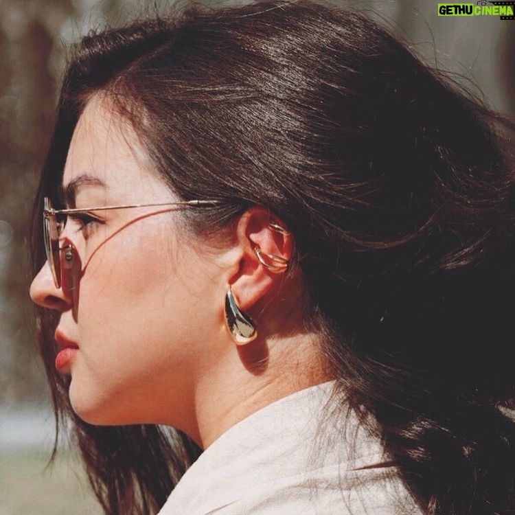 Helga Krapf Instagram - Ear cuffs remind me of a millennials relationship trauma: When you want a piercing but are too scared to go for it again because you took that risk before, endured the pain, tried to heal the wound, only for it to get infected and not work out. So now you walk around with two tiny scars on your earlobe, which although already healed and ready to get pierced again you’ll take it slow and wear ear cuffs for now as if it will guarantee that your next attempt at getting pierced won’t end in complete disappointment. 🤣🤣🤣 Thanks for coming to my TED Talk 🤭🤣 @isabellacollectionsph absolutely love your pieces. ✨ #millennials #welcometomyearcuffsera