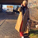Helga Krapf Instagram - The [grocery] fit check that did not quite pass my vibe. 😂 Posting it anyway because…magic hour. 🌇 PS. I’m carrying a washable paper bag here, that one definitely passed the vibe. ♻️ #Myownbiggestcritic
