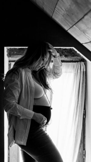 Héloïse Martin Instagram - Tic tac 🤰🏼9 Mois
C’est quand tu veux bébé 
Plus de place dans le ventre la…😂

Tenue : @seraphinematernityfrance 
@seraphinematernity 

Photo : @camillepiovesan 

#humour #grossesse #9months #pregnancy #quelqueskilosplustard #itstime #mumlife