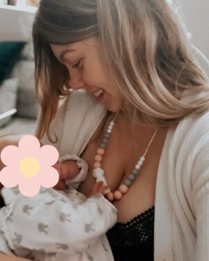 Héloïse Martin Instagram - Il y a 1 an je te rencontrais enfin 🌸🤍
Ma petite Rosita, mon petit jambon, mon bébé d’amour…
J’ai appris à devenir maman chaque jour un peu plus, chaque jour un peu mieux…
‌
J’ai découvert un amour inconditionnel grace à toi et tu fais de moi une maman comblée 🥹🤍
Aujourd’hui tu as soufflé ta première bougie, je te souhaite un merveilleux anniversaire 🎂 ♥️🥰👧🏼😍🌷
‌
1- Ta première bougie
2-Toi, avant que tu arrives
3-L’aventure de l’allaitement incroyable, j’ai eu beaucoup de chance
4-Nos ballades en famille
5-aah…le train avec un bébé ! Courage à tous les parents ! maintenant je suis dans votre team 😅🤣😩
6-Sa première piscine
7-Sa première plage, et toujours en porte bébé
8-Avec ton super papa
9-Ta première soirée parisienne
10-C’est aussi ça la nouvelle vie de maman
‌
Je t’aime 🌸♥️
‌