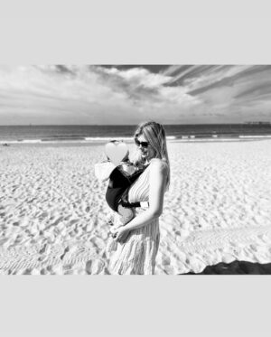 Héloïse Martin Instagram - Il y a 1 an je te rencontrais enfin 🌸🤍
Ma petite Rosita, mon petit jambon, mon bébé d’amour…
J’ai appris à devenir maman chaque jour un peu plus, chaque jour un peu mieux…
‌
J’ai découvert un amour inconditionnel grace à toi et tu fais de moi une maman comblée 🥹🤍
Aujourd’hui tu as soufflé ta première bougie, je te souhaite un merveilleux anniversaire 🎂 ♥️🥰👧🏼😍🌷
‌
1- Ta première bougie
2-Toi, avant que tu arrives
3-L’aventure de l’allaitement incroyable, j’ai eu beaucoup de chance
4-Nos ballades en famille
5-aah…le train avec un bébé ! Courage à tous les parents ! maintenant je suis dans votre team 😅🤣😩
6-Sa première piscine
7-Sa première plage, et toujours en porte bébé
8-Avec ton super papa
9-Ta première soirée parisienne
10-C’est aussi ça la nouvelle vie de maman
‌
Je t’aime 🌸♥️
‌
