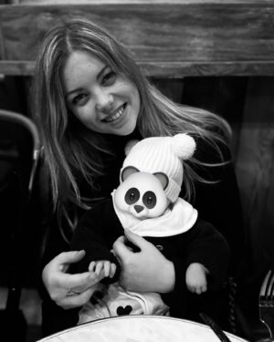 Héloïse Martin Instagram - Il y a 1 an je te rencontrais enfin 🌸🤍
Ma petite Rosita, mon petit jambon, mon bébé d’amour…
J’ai appris à devenir maman chaque jour un peu plus, chaque jour un peu mieux…
‌
J’ai découvert un amour inconditionnel grace à toi et tu fais de moi une maman comblée 🥹🤍
Aujourd’hui tu as soufflé ta première bougie, je te souhaite un merveilleux anniversaire 🎂 ♥️🥰👧🏼😍🌷
‌
1- Ta première bougie
2-Toi, avant que tu arrives
3-L’aventure de l’allaitement incroyable, j’ai eu beaucoup de chance
4-Nos ballades en famille
5-aah…le train avec un bébé ! Courage à tous les parents ! maintenant je suis dans votre team 😅🤣😩
6-Sa première piscine
7-Sa première plage, et toujours en porte bébé
8-Avec ton super papa
9-Ta première soirée parisienne
10-C’est aussi ça la nouvelle vie de maman
‌
Je t’aime 🌸♥️
‌