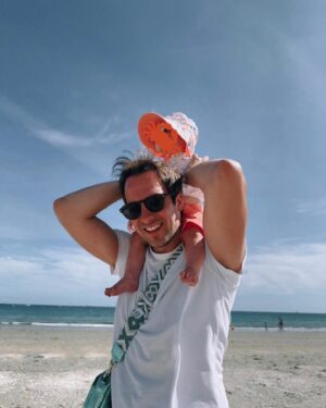 Héloïse Martin Instagram - Première plage pour ma petite crevette 🐚
⠀
1- Elle découvre la mer 🌊
2-Ballade sur les épaules de son papa👨‍👧
3-Premier manège avec sa maman 🎠
4-Découverte du sable 🏝️
⠀
#vacances #plage #lespremieresfois #mumlife #mumanddaughter