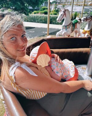 Héloïse Martin Instagram - Première plage pour ma petite crevette 🐚
⠀
1- Elle découvre la mer 🌊
2-Ballade sur les épaules de son papa👨‍👧
3-Premier manège avec sa maman 🎠
4-Découverte du sable 🏝️
⠀
#vacances #plage #lespremieresfois #mumlife #mumanddaughter