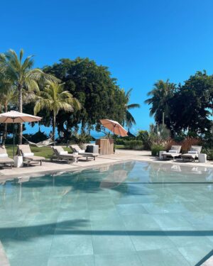 Héloïse Martin Instagram - 🌴JEU CONCOURS🌴
⠀
Il y a 1 mois, je rentrais de vacances à l’île Maurice avec des étoiles pleins les yeux ✨ Maintenant c’est à vous de tenter de vivre cette expérience magique ! 🌞
⠀
L’hôtel LUX* Grand Baie dans lequel j'ai séjourné, vous offre un séjour de 4 nuits pour 2 personnes dans une suite Junior LUX* en formule petit-déjeuner !
⠀
👉🏼Pour participer c’est très simple :
⠀-like ce post 
- Abonnez-vous à @heloiisemartin @luxgrandbaie et @fairmoove sur Instagram
- Taggez deux amis avec qui vous aimeriez voyager
⠀
Ce séjour est bien sûr cumulable avec des nuits supplémentaires à LUX* Grand Baie ou avec des nuits à l’hôtel @SaltPalmar dans lequel j’ai aussi séjourné lors de ce voyage.
⠀
Vous allez adorer cet hôtel, un resort nouvelle génération ultra engagé sélectionné par @FairMoove, où chaque suite a été pensée pour offrir le summum du confort.
⠀
⏳Vous avez jusqu'au 14/06/2023 pour tenter votre chance avant le tirage au sort, et partager l'info en story auprès de vos amis
⠀
Bonne chance ! 🍀
•ceci n’est pas un partenariat, juste un joli cadeau pour vous 🫶🏼•
*Prix valable pour un séjour uniquement à LUX Grand Baie. Ce prix exclut les transferts, les séjours pendant les jours fériés, les vacances scolaires, la haute saison et dépendra de la disponibilité de la chambre 30 jours avant l'arrivée. Le gain n'est pas remboursable en espèces ou sous forme de compensation, non transférable et non cumulable avec des chèques-cadeaux. #jeuconcours #concours #concoursvoyage #vacances #cadeau #luxresorts #mauritius #ilemaurice