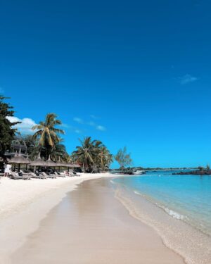 Héloïse Martin Instagram - 🌴JEU CONCOURS🌴
⠀
Il y a 1 mois, je rentrais de vacances à l’île Maurice avec des étoiles pleins les yeux ✨ Maintenant c’est à vous de tenter de vivre cette expérience magique ! 🌞
⠀
L’hôtel LUX* Grand Baie dans lequel j'ai séjourné, vous offre un séjour de 4 nuits pour 2 personnes dans une suite Junior LUX* en formule petit-déjeuner !
⠀
👉🏼Pour participer c’est très simple :
⠀-like ce post 
- Abonnez-vous à @heloiisemartin @luxgrandbaie et @fairmoove sur Instagram
- Taggez deux amis avec qui vous aimeriez voyager
⠀
Ce séjour est bien sûr cumulable avec des nuits supplémentaires à LUX* Grand Baie ou avec des nuits à l’hôtel @SaltPalmar dans lequel j’ai aussi séjourné lors de ce voyage.
⠀
Vous allez adorer cet hôtel, un resort nouvelle génération ultra engagé sélectionné par @FairMoove, où chaque suite a été pensée pour offrir le summum du confort.
⠀
⏳Vous avez jusqu'au 14/06/2023 pour tenter votre chance avant le tirage au sort, et partager l'info en story auprès de vos amis
⠀
Bonne chance ! 🍀
•ceci n’est pas un partenariat, juste un joli cadeau pour vous 🫶🏼•
*Prix valable pour un séjour uniquement à LUX Grand Baie. Ce prix exclut les transferts, les séjours pendant les jours fériés, les vacances scolaires, la haute saison et dépendra de la disponibilité de la chambre 30 jours avant l'arrivée. Le gain n'est pas remboursable en espèces ou sous forme de compensation, non transférable et non cumulable avec des chèques-cadeaux. #jeuconcours #concours #concoursvoyage #vacances #cadeau #luxresorts #mauritius #ilemaurice