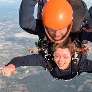 Héloïse Martin Instagram - J’ai réalisé un de mes rêves 🪂 et vous, auriez vous sauté ? Dites mois tout 🤍

Merci Amael, meilleur moniteur ! Et quelle vue ! Je ressaute dès que possible, des idées de spots en France ? #parachute #bretagne #sensationforte #chutelibre