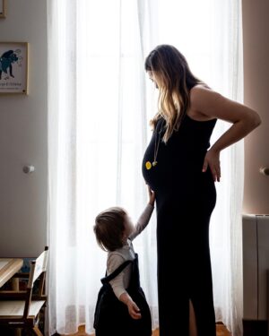 Héloïse Martin Instagram - 🫶🏼2024, quelle année ! 🫶🏼

La famille s’agrandit, dans quelques semaines je te rencontrerai enfin mon petit bébé.

Une deuxième grossesse qui passe si vite, qui se passe si bien, ma petite Rose va devenir grande soeur…🫶🏼 je n’en reviens toujours pas.

Photos : la talentueuse @camillepiovesan 
Tenues : @seraphinematernityfrance 

#momtobe #pregnancy #8ememois #momoftwo #pregnancyannouncement #enceinte 

D’après vous, petite fille ou petit garçon ?