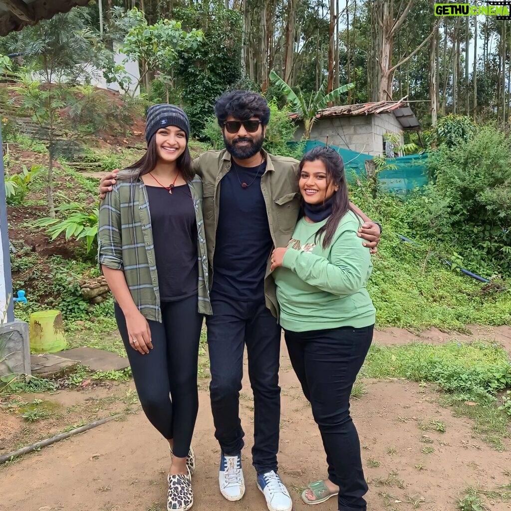 Hema Dayal Instagram - ✨✨🫰 #trending #tamil #hilstation #hema #hemadayal #hemadayal18 #anuselva #munar #bikeride #friendshipgoals #friends #friendship #enjoy #nature #ride #dance #lifestyle #instagram #instagood #instalike