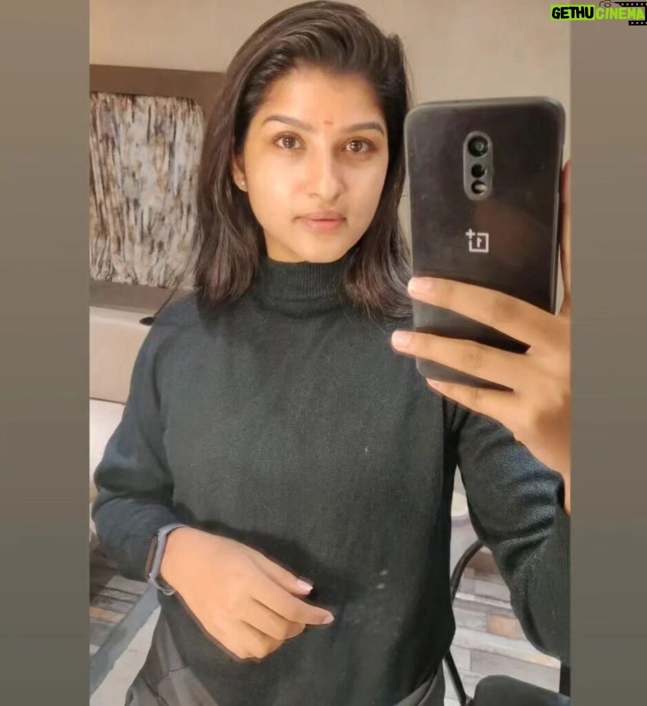 Hema Dayal Instagram - Mirror selfie 🖤🥰 . #hemadayal18 #hemadayal #hema #mirrorselfie #beauty #love #serialactor #explorepage #explore