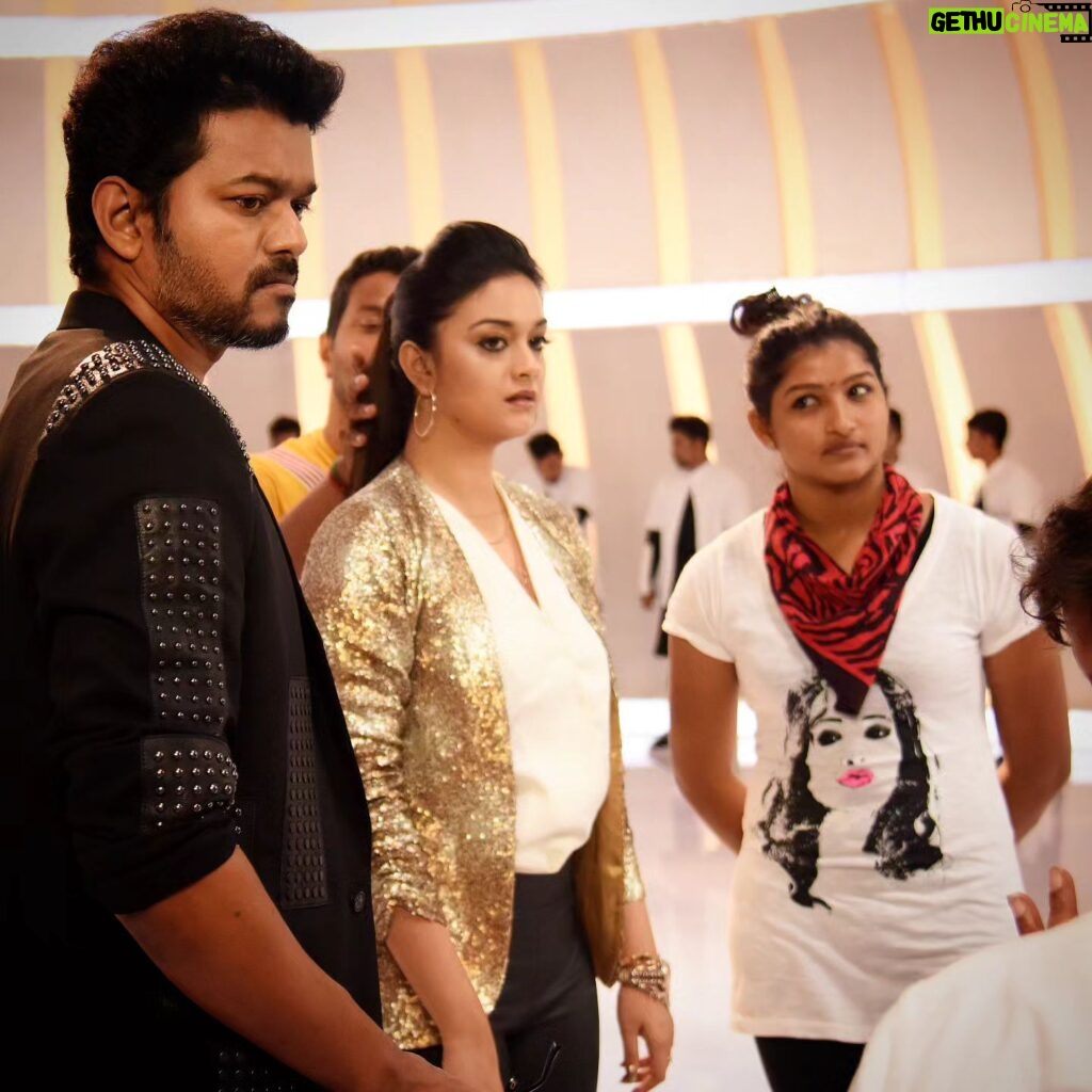 Hema Dayal Instagram - Ellarum monitor pakuranga..but 🤫 me 🤩🤪 I never stop in sighting you my chellakutty😍🥰 @actorvijay sir...😘❤️ . Many more happy returns of the day @actorvijay sir..😘🎂💫 Stay bless and more happiness ✨ god will there for you #vijay sir...✨🥰 . I still happy to say my most most happines times😊 I working #assistantchoreographer #velayudham #katthi #puli #sarkar movie only 🤩 Thank you so much for this beautiful part of work 🙏🏼❤️ Hoping will meet again and work with you soon sir 🙈🤩 . #hemadayal18 #hemadayal #hema #happybirthdayvijay #explorepage✨ #explorepage #explorar #trendingpost #actress #actressbirthday