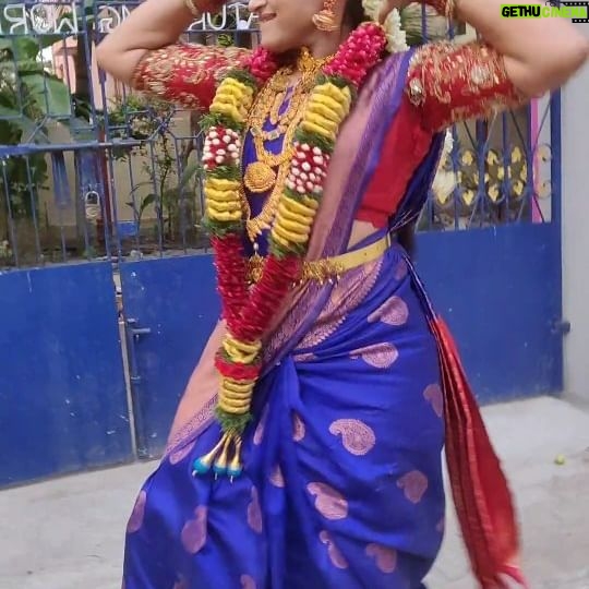 Hema Dayal Instagram - #dasaramovie dance 🙈😍 . Outfit.@roja_aari_works_adyar . #hemadayal18 #hemadayal #hema #meenakshiponnungaserial #dasara #keerthisureshhot #folksongs #dasarasongs #folkdance #explore #explorepage #trendingreels #dancelove #dancereels