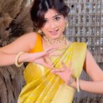 Hemal Ingle Instagram - उभारून आनंदाची गुढी दारी, शुभेच्छा देण्यासाठी आली ही मुलगी मराठमोळी पूर्ण होवोत आपल्या सर्व इच्छा आकांशा, नवीन वर्षाच्या हार्दिक शुभेच्छा! 🙏🏼🎉 . . Saree by @kalkifashion Jewellry by @kankshinistudio Styled by @deeptiebhingarde_ Makeup by @nishant_tapkir_makeup Hair by @hairstylist_jyotinath Location @julietteristorante . . [Gudi Padwa, Hindu New Year, Traditional, Saree, Culture, Marathi]