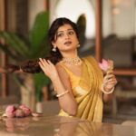 Hemal Ingle Instagram - The perfect palat moment doesn’t exiiii 💥 . . Moment captured by @kamleshmane.photography Saree by @kalkifashion Styled by @deeptiebhingarde_ Jewellery by @kankshinistudio Makeup by @nishant_tapkir_makeup Hair by @hairstylist_jyotinath Location @julietteristorante