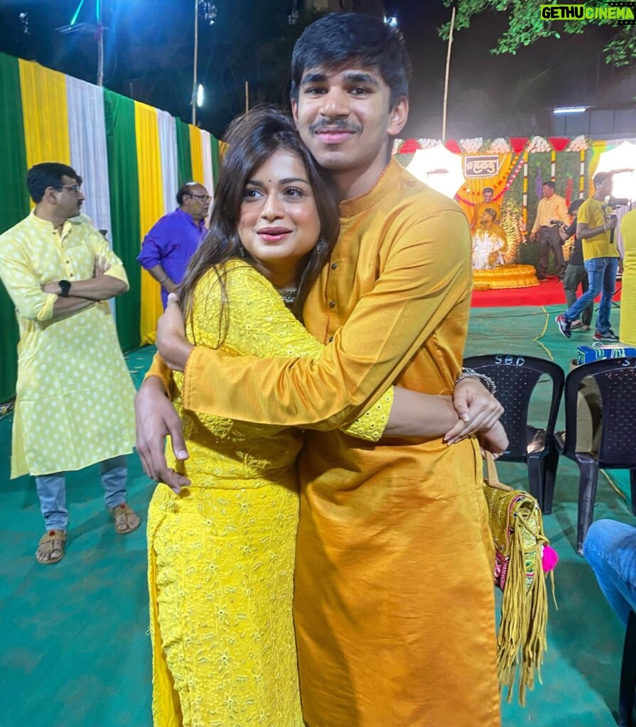 Hemal Ingle Instagram - Bathed in golden hues, the haldi ceremony brings together generations and we create some great memories together. 💛✨My dream of ‘Dada mala ek Vahini aan’ coming true 🥳 1: Bahin Bhavala Halad lavtana 2: Sisters striking a pose with their Mamas 3: Main squeeze with my baby bro who is not a baby anymore 😪 4: We know how to make teenagers awkward 🤭 . . 👗: @tanyasbenzfashion ❤️❤️