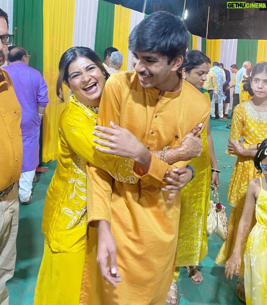 Hemal Ingle Instagram - Bathed in golden hues, the haldi ceremony brings together generations and we create some great memories together. 💛✨My dream of ‘Dada mala ek Vahini aan’ coming true 🥳 1: Bahin Bhavala Halad lavtana 2: Sisters striking a pose with their Mamas 3: Main squeeze with my baby bro who is not a baby anymore 😪 4: We know how to make teenagers awkward 🤭 . . 👗: @tanyasbenzfashion ❤️❤️