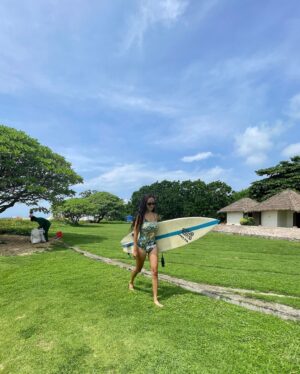 Heo Ga-yoon Instagram - 여기는 너무 더워요😎