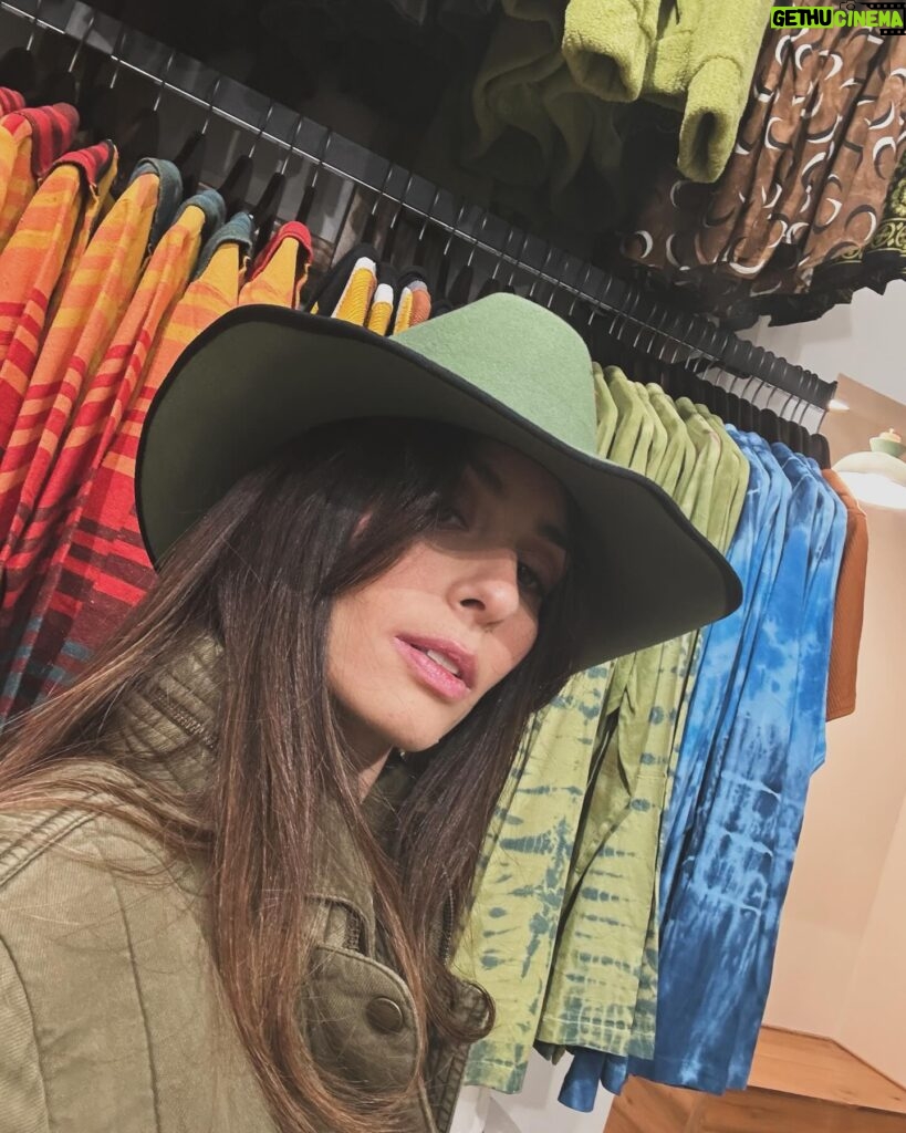 Hiba Tawaji Instagram - L.A dump 1/2 1️⃣ shopping but didn’t buy the hat 🛍️ 2️⃣ my ❤️ 3️⃣ with grammy winning & oscar nominated singer & songwriter Siedah Garrett (cowriter of Michael Jackson’s Man in the Mirror) 🎼 4️⃣ sushi for the 100th time 🍣 5️⃣ the guide 📖 6️⃣ the nominees reception 🎖️ 7️⃣ Tay - Z 🔥 8️⃣ with the amazing Austin Brown & his adorable mom Rebbie Jackson (who happens to be Michael Jackson’s sister 😭😭😭) 9️⃣ Pre-Grammy Jam 🎉