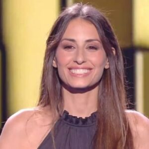 Hiba Tawaji Instagram - La boîte à secrets de #RichardCocciante ❤️🎁
@france3 @faustinebollaert 

@notredamedeparis_officiel #Esmeralda Actuellement en tournée dans toute la France, Suisse et Belgique. 

#HibaTawaji En concert à L’Olympia #Paris le 29 Mai 2024 (Lien dans la bio)