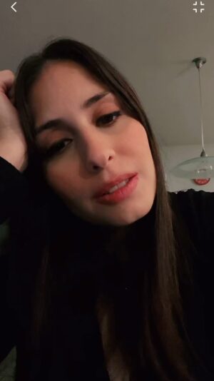 Hiba Tawaji Instagram - ⏰ 12:00 am the kids are sleeping, solitary moment in the kitchen📍

‎#لا_بداية_ولا_نهاية #LesMoulinsDeMonCoeur #thewindmillsofyourmind #MichelLegrand 

This song is beauty in all languages ❤️