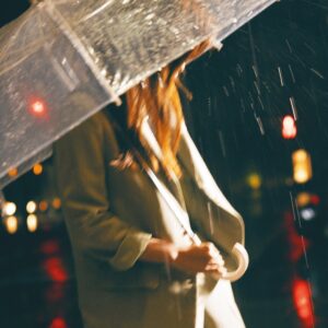 Hiccorohee Instagram - 以前otona MUSEさんでカラースーツの特集してもろた時の写真

芸人はじめたての頃は女芸人らしく明るい色の衣装を着ろとかスカートにしろと事務所に散々言われてたなあと思い出しました
なんで私がやってることやのに私が好きじゃないべべを着なあかんのかほんまにわからんかったし
怒られるたび口答えしてはしばかれ、でもほんまになんの関係があるねんなと思っていたので好き勝手していました
そのうち事務所ももう私のことは諦めて私は治外法権と呼ばれるようになります

あの時期から10年くらい経って、今は多くの女性が真似してくれてるときいて驚くしうれしいし、多くの男性がスタイリングを褒めてくれ驚くし、特集までしてもろてありがたかったです

今でも女芸人の後輩たちから衣装について相談されることもあるが、私はおしゃれでもなんでもないので気の利いたアドバイスはしてやれんけど、
芸風とか着るもんとか結局選べるものって自分からしか出てこないから、自分からしか出てこない感性を大事にしたいねと言うてます

あの頃は好き勝手やるなら普通の人の倍努力して結果だして黙らせるしかないと思ってやっていたなと思い出してなんか懐かしくなった
インスタグラムは気軽に発信したいのでネットニュースにしないでもらえると助かります
いつも理解してくれてありがとうございます

#otonaMUSE