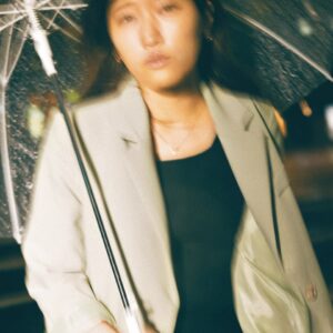 Hiccorohee Instagram - 以前otona MUSEさんでカラースーツの特集してもろた時の写真

芸人はじめたての頃は女芸人らしく明るい色の衣装を着ろとかスカートにしろと事務所に散々言われてたなあと思い出しました
なんで私がやってることやのに私が好きじゃないべべを着なあかんのかほんまにわからんかったし
怒られるたび口答えしてはしばかれ、でもほんまになんの関係があるねんなと思っていたので好き勝手していました
そのうち事務所ももう私のことは諦めて私は治外法権と呼ばれるようになります

あの時期から10年くらい経って、今は多くの女性が真似してくれてるときいて驚くしうれしいし、多くの男性がスタイリングを褒めてくれ驚くし、特集までしてもろてありがたかったです

今でも女芸人の後輩たちから衣装について相談されることもあるが、私はおしゃれでもなんでもないので気の利いたアドバイスはしてやれんけど、
芸風とか着るもんとか結局選べるものって自分からしか出てこないから、自分からしか出てこない感性を大事にしたいねと言うてます

あの頃は好き勝手やるなら普通の人の倍努力して結果だして黙らせるしかないと思ってやっていたなと思い出してなんか懐かしくなった
インスタグラムは気軽に発信したいのでネットニュースにしないでもらえると助かります
いつも理解してくれてありがとうございます

#otonaMUSE