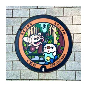 Higuchi Kaede Instagram - モタモタしてたら神隠しに合うぞ😅はよヒスイへ帰れ😅

#Mijumaru #Oshawott #ミジュマル
#Nuikoguma #Stufful #ヌイコグマ

#ポケモンマンホール #ポケふた #ポケふた巡り
#ポケふた三重　#みえ応援ポケモン 
#pokemon #ポケモンローカルacts