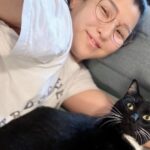 Hikaru Shida Instagram - Chiiiiill 🐈‍⬛✨ #hikarushida #lifewithcats #猫のいる暮らし