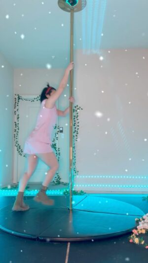 Hikaru Shida Instagram - 🔔✨
#MerryChristmas2023 #hikarushida #メリークリスマス2023 #poledance
