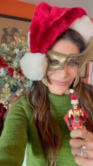 Hilary Shepard Instagram - 🎁From all of us… ( me and my mini) to all of you ( except the #powerrangers) MERRY CHRISTMAS & HAPPY NEW YEAR 🥂 #divatox #minime #powerrangers #superherochristmas