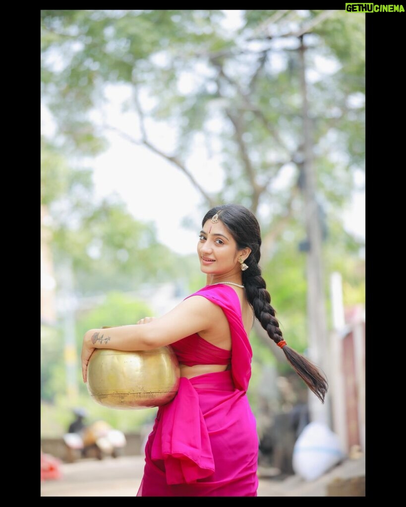 Hima Bindhu Instagram - సంక్రాంతి శుభాకాంక్షలు🎋 Pc: @gowri_photography Embark on a musical journey with me as I’m starring in the mesmerizing Telugu album “Sandelakusini” by @upadrastasunitha 🌟 Immerse yourself in the enchanting melodies, brought to life by the musical genius Dr. Josyabhatla. 🎶 Concept & Direction by Nani Babu, with lyrics penned by Aruna Devireddy. Keys and rhythms program by Prakash Rex. Mix & Mastered by Prakash Rex. Cinematography, Editing & Color Grading by Ganesh B Parugani. Co-Director & Dialogues by Ashok Tirumani. Publicity Designs by RC Designs. Produced by Mango Mass Media. 🔥 #Sandelakusini #SunithaUpadrasta #TeluguMusic #NewRelease