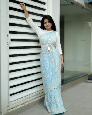 Hima Bindhu Instagram - Sky☁️❄️blue🩵 saree @style_in_threads_ 

Wrapped in sky blue hues, she painted the day with her grace.

#love #instagood #photooftheday #fashion #me #art #repost #saree #blue