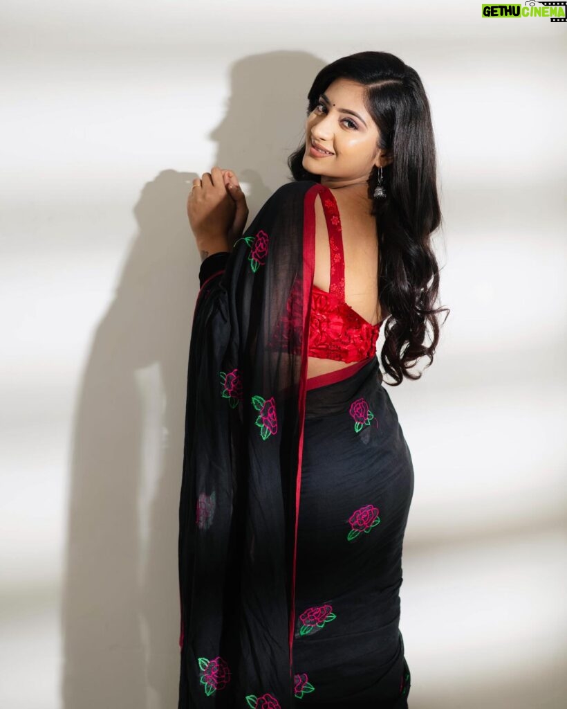 Hima Bindhu Instagram - In the elegance of a black saree, a beautiful smile adorned with a lovely makeover by @poshmakeover_priya every moment becomes a masterpiece captured by the artistry of @karthipalaniappan.photography #BlackSareeElegance #PoshMakeover #StudioxCaptured #BeautifulSmile #FashionMoment #StudioxArtistry #LovelyInBlack #PicturePerfect In the elegance of a black saree, a beautiful smile adorned with a lovely makeover by @poshmakeover_priya every moment becomes a masterpiece captured by the artistry of @karthipalaniappan.photography #BlackSareeElegance #PoshMakeover #StudioxCaptured #BeautifulSmile #FashionMoment #StudioxArtistry #LovelyInBlack #PicturePerfect