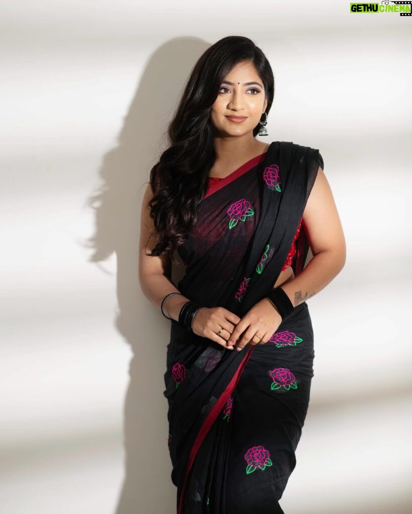 Hima Bindhu Instagram - In the elegance of a black saree, a beautiful smile adorned with a lovely makeover by @poshmakeover_priya every moment becomes a masterpiece captured by the artistry of @karthipalaniappan.photography #BlackSareeElegance #PoshMakeover #StudioxCaptured #BeautifulSmile #FashionMoment #StudioxArtistry #LovelyInBlack #PicturePerfect In the elegance of a black saree, a beautiful smile adorned with a lovely makeover by @poshmakeover_priya every moment becomes a masterpiece captured by the artistry of @karthipalaniappan.photography #BlackSareeElegance #PoshMakeover #StudioxCaptured #BeautifulSmile #FashionMoment #StudioxArtistry #LovelyInBlack #PicturePerfect