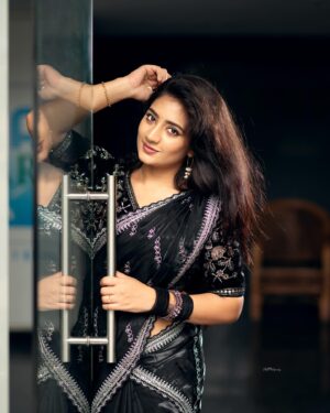 Hima Bindhu Instagram - Totally feeling the vibes of black and silver! Rocking that timeless elegance in every fold. This stunning saree is a creation by @style_in_threads_
Pc @sathyaphotography3 
🌟🖤 #sareeswag #saree #dazzling #styleinthreads #elegance