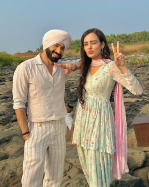 Himanshi Parashar Instagram - #sahan taking a few moments out from the hectic outdoor shoot to celebrate the good numbers on the TRP chart.
A big thank you to all the viewers for showering so much love on us… It’s YOUR love for the show that has helped us climb this ladder.
You keep loving us and we’ll keep entertaining you. It’s a deal😊