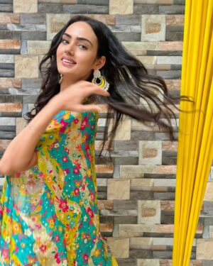 Himanshi Parashar Instagram - ❤️
.
Thankyou for the dress mumma @pravesh4846 🥰