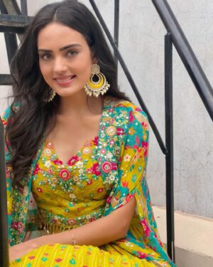 Himanshi Parashar Instagram - ❤️
.
Thankyou for the dress mumma @pravesh4846 🥰